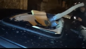 У Нікополі журналісту сокирою розбили авто