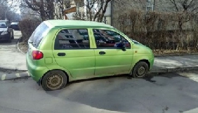 У Чернівцях порізали колеса авто директора телеканалу ТВА