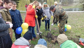 Ведучі &laquo;Дуже радіо&raquo; разом із слухачами озеленили Піскові озера у Львові