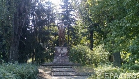 В Києві знесли пам&rsquo;ятник Леніну, охорона якого напала на журналістів &laquo;Громадського ТБ&raquo; (ВІДЕО)
