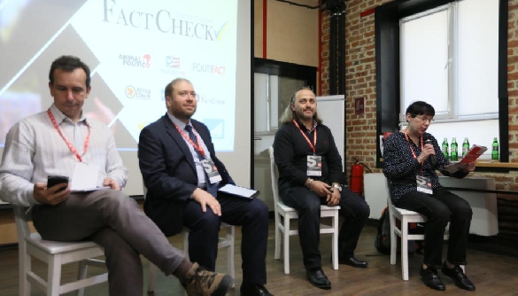 Брехня, правда й напівправда: фактчекери про війну з дезінформацією