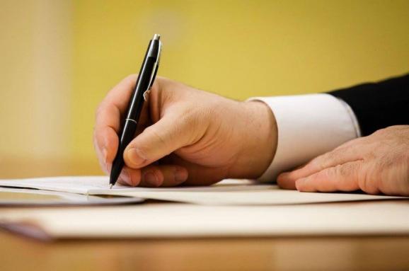 Порошенко підписав закон, що дозволяє Міноборони створювати друковані ЗМІ під час проведення АТО