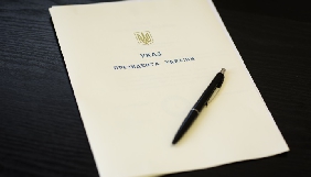 Порошенко нагородив орденами з нагоди безвізу двох журналістів і трьох громадських діячів
