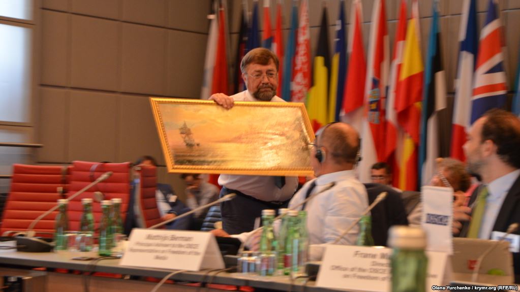 Модератор конференції ОБСЄ у Відні не прийняв подарунок від члена російського Союзу журналістів Сергія Горбачова