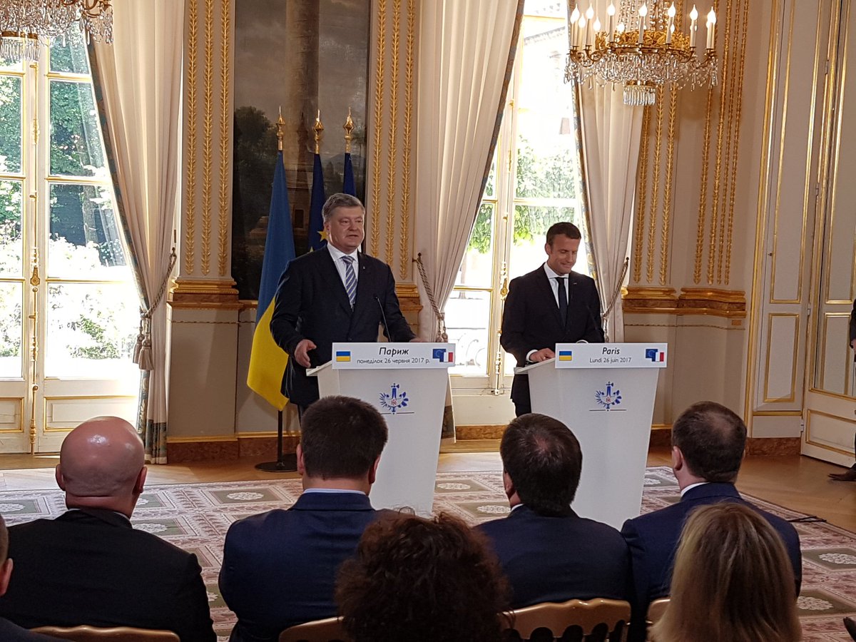 Порошенко передав президенту Франції картину Романа Сущенка