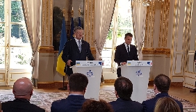 Порошенко передав президенту Франції картину Романа Сущенка