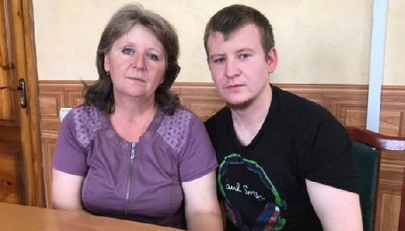 Чому до Агеєвих не пустили українську пресу?