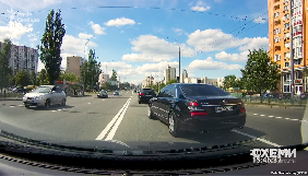 Журналісти «Схем» повідомляють, що їхній автомобіль був заблокований кортежем Ахметова (ВІДЕО)