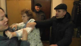 Бухгалтерка, яка понад півроку тому побила журналістку, досі не покарана