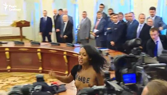 Активістці Femen, що потрапила на зустріч Порошенка і Лукашенка за посвідченням журналіста, оголосили про підозру