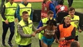 Правоохоронці відпустили активістку Femen, яку затримали під час матчу Україна-Туреччина