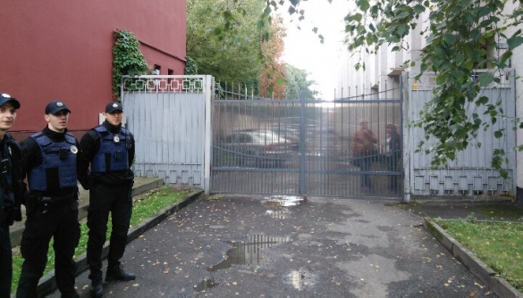 У Луцьку журналістів «Аверсу» заблокували на території СБУ, звинувативши в незаконному проникненні