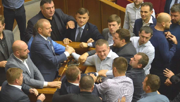 Демократична опозиція: маніпуляції замість критики