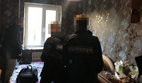 У Києві Кіберполіція викрила чоловіка у незаконній ретрансляції телеканалів (ФОТО)