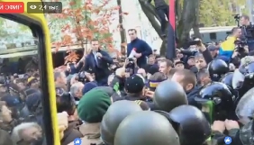 Під Раду поліція не пускає машину зі звукоапаратурою і нардепом Лещенком