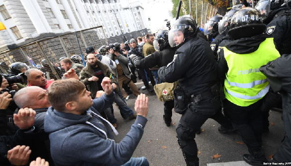 Агресивні протестувальники проти президента-миротворця: великі телеканали спотворено висвітлювали акцію під ВР