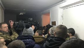 Частина ЗМІ не змогла потрапити до зали суду, де розглядають справу сина  Авакова (ВІДЕО)