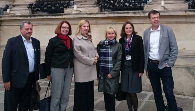 Дружина Сущенка в Парижі зустрілася з депутатами Національних зборів Франції