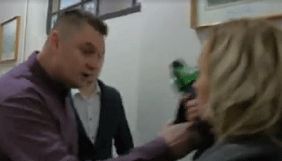 У Чернівцях депутат штовхнув журналістку каналу ТВА, яка хотіла взяти у нього коментар