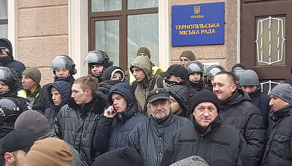 Журналістка заявляє, що у Тернополі члени ВО «Свобода» перешкоджають висвітлювати сесії міськради