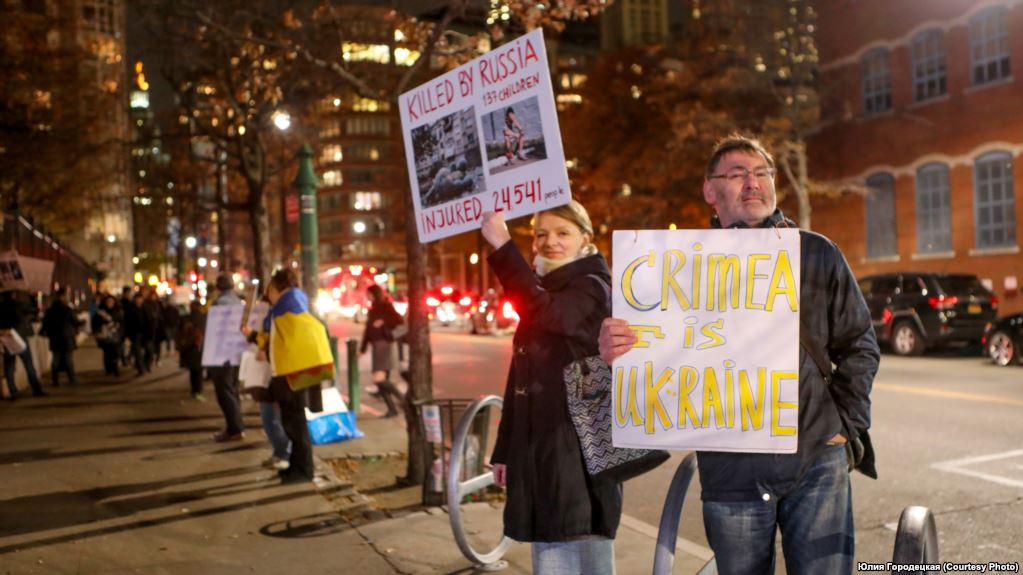 У Нью-Йорку протестували проти приїзду російського кінорежисера, який підтримав анексію Криму
