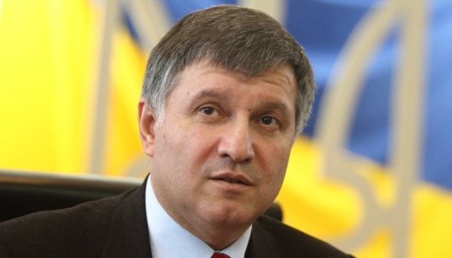 Аваков закликав блокувальників каналу NewsОne припинити «робити з негідників страждальців»