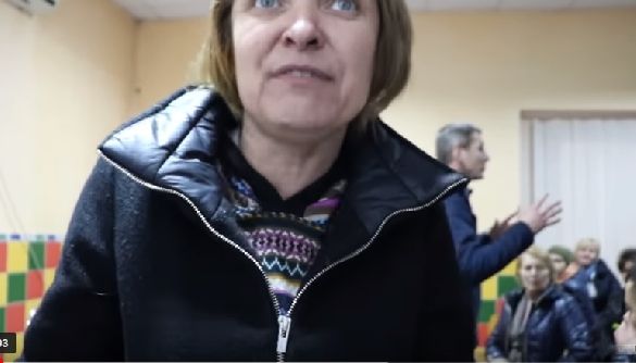 На Миколаївщині журналістку силоміць вивели із зустрічі політика з виборцями