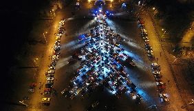 У Запоріжжі для зйомок новорічного телешоу утворили найбільшу в Україні ялинку з автомобілів (ВІДЕО)