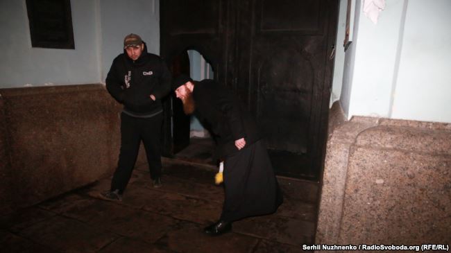 У Києві фотокореспонденту «Радіо Свобода» заважали знімати дії священика під час акції #принесиляльку