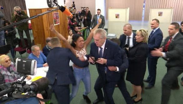 Активістка Femen, що напала на чеського президента Земана, назвалася журналісткою &laquo;Української правди&raquo;