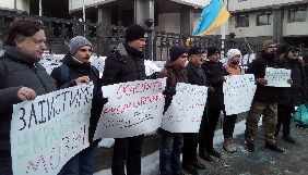 Під КСУ активісти вимагають скасувати мовний «закон Ківалова-Колесніченка»