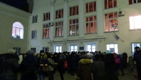У Хмельницькому невідома жінка перешкоджала журналістці видання &laquo;Є&raquo; вести зйомку