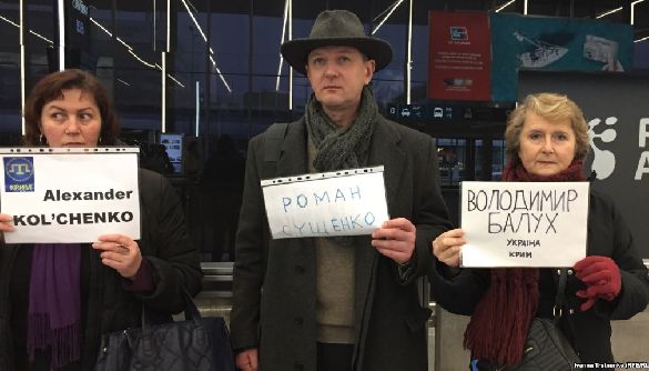 В аеропорті Праги пройшла акція з вимогою звільнення Сущенка й інших в’язнів Кремля (ВІДЕО)