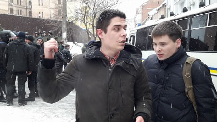 Невідомі, які побили активіста у суді над Трухановим, завдали шкоди журналістці 24-го каналу