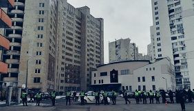 У поліції назвали &laquo;вимушеним&raquo; посилений огляд жінок-журналісток біля суду, де свідчив Порошенко