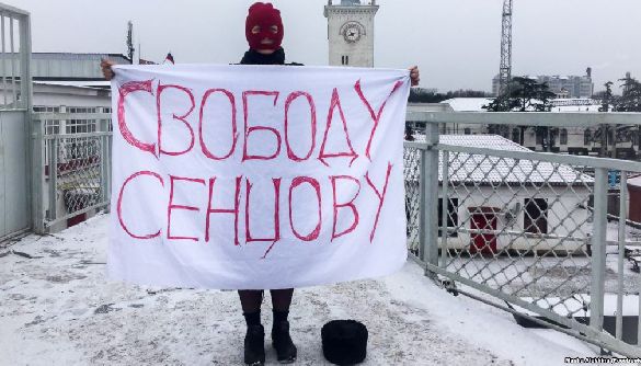 На вокзалі Сімферополя учасниця Pussy Riot Марія Альохіна влаштувала одиночний пікет на підтримку Сенцова