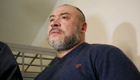 Біля будівлі суду активісти закидали сніжками та заплювали Крисіна