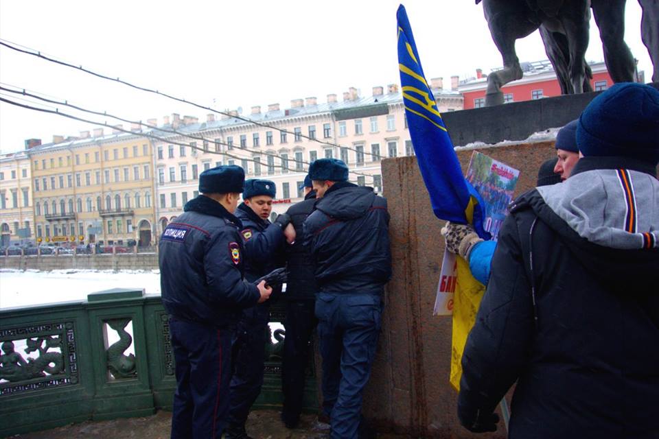 У Санкт-Петербурзі під час пікету на знак солідарності з Україною невідомий напав з ножем на активіста
