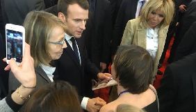 На Паризькому книжковому салоні Ірена Карпа подарувала президенту Франції книгу Олега Сенцова (ФОТО)
