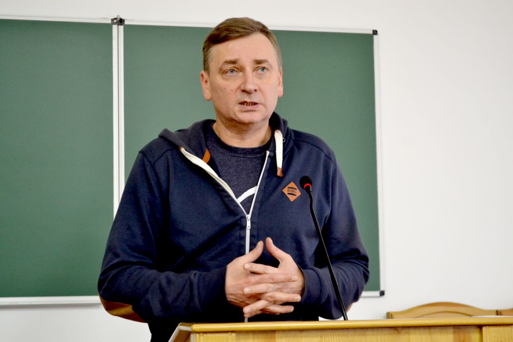 У Сумах суд знову відклав дебати у справі про побиття журналіста і письменника Євгена Положія
