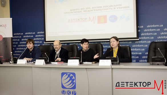 Українці дивляться ТБ, не довіряють, не перевіряють, але продовжують дивитися &ndash; дослідження &laquo;Детектора медіа&raquo; та КМІС