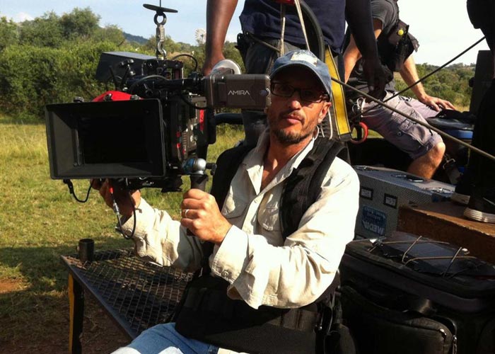 Режисер Карлос Карвальо помер від удару жирафа під час зйомок фільму