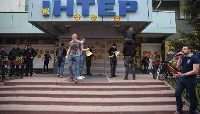 Назву &laquo;Інтер&raquo; на будівлі каналу розмалювали в жовто-блакитний колір (ВІДЕО)