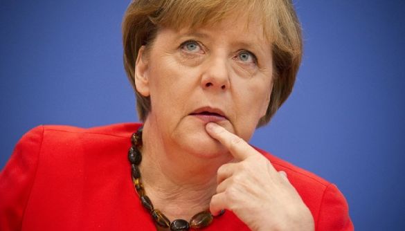Меркель заявила, що планує обговорити з Порошенком затримання керівника «РИА Новости Украина»
