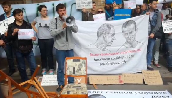 Під Адміністрацією президента проходить акція на підтримку Олега Сенцова та інших політв’язнів (ВІДЕО)