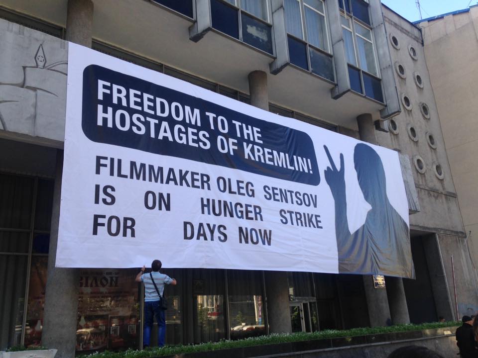 Представники КМДА вимагали зняти банер на підтримку Олега Сенцова
