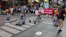 У Нью-Йорку на Таймс-сквер відбувся перфоманс-протест #FreeSentsov