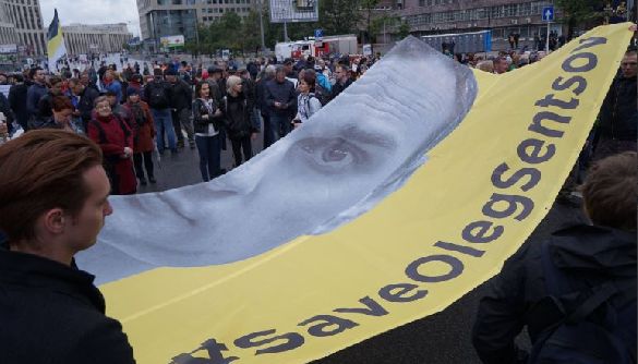 У Москві на мітингу проти репресій розгорнули прапор на підтримку Сенцова