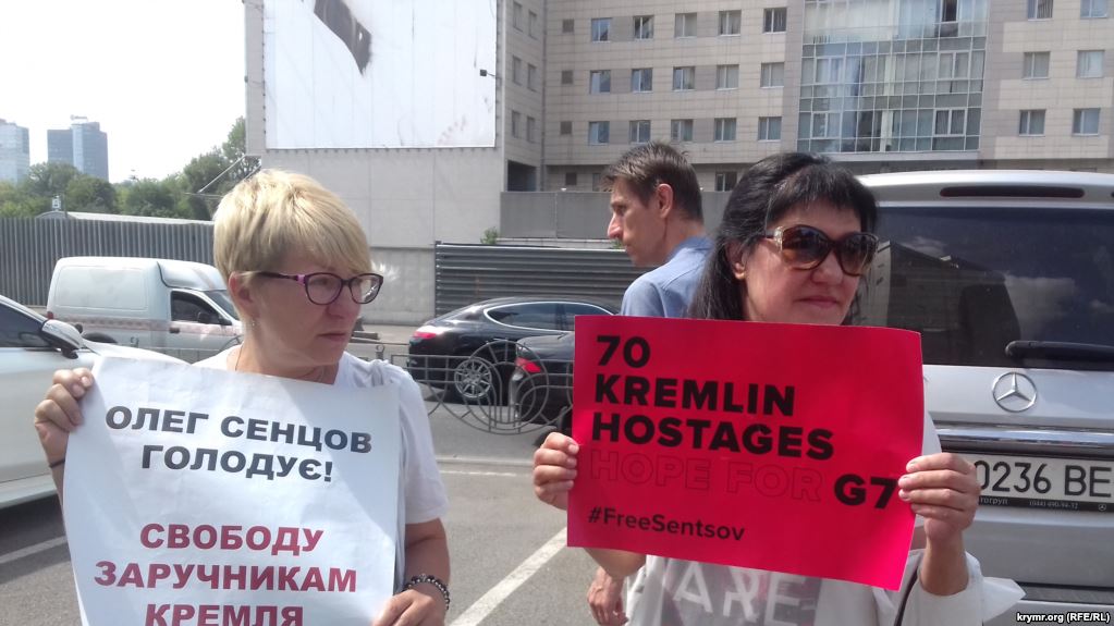 У Києві пройшла акція з вимогами до Євросоюзу сприяти звільненню політв'язнів Кремля та бойкотувати Чемпіонат світу з футболу в РФ