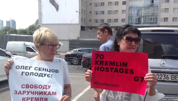 У Києві пройшла акція з вимогами до Євросоюзу сприяти звільненню політв'язнів Кремля та бойкотувати Чемпіонат світу з футболу в РФ
